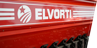 Viziere pe peretele din spate